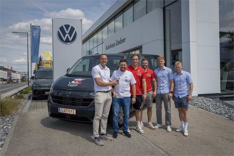 Übergabe des neuen Vereinsbusses durch Auto Lindner