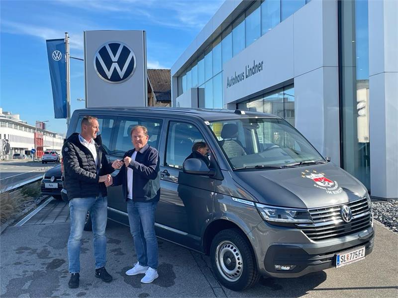 Übergabe des neuen A.C. Wals VW-Bus von der Firma Auto Lindner